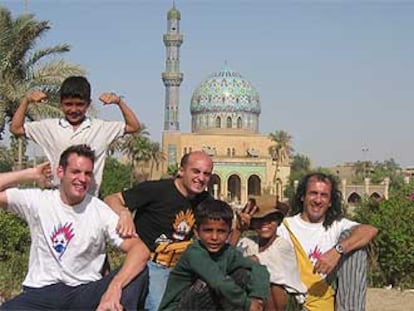 Maximiliano Stia, Viyuela y Casali (de izquierda a derecha), junto a niños de la calle en Bagdad.
