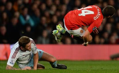 McCartney, del West Ham, derriba a Chicharito.