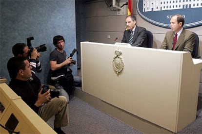 Francisco Camps y Pío García-Escudero, durante la rueda de prensa que han ofrecido esta mañana en la Cámara Alta.