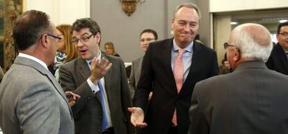 El jefe de la Oficina Económica de Moncloa, Álvaro Nadal, junto al presidente de la Generalitat, Alberto Fabra.