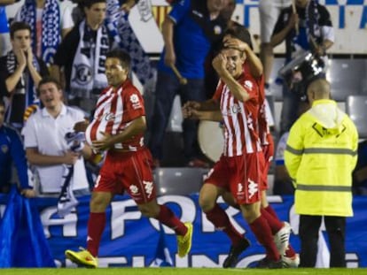 Felipe Sanch&oacute;n celebra su primer gol al Sabadell.