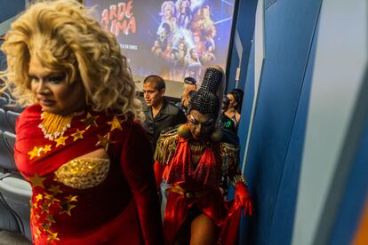 Artistas drag durante la función especial del documental en Lima.