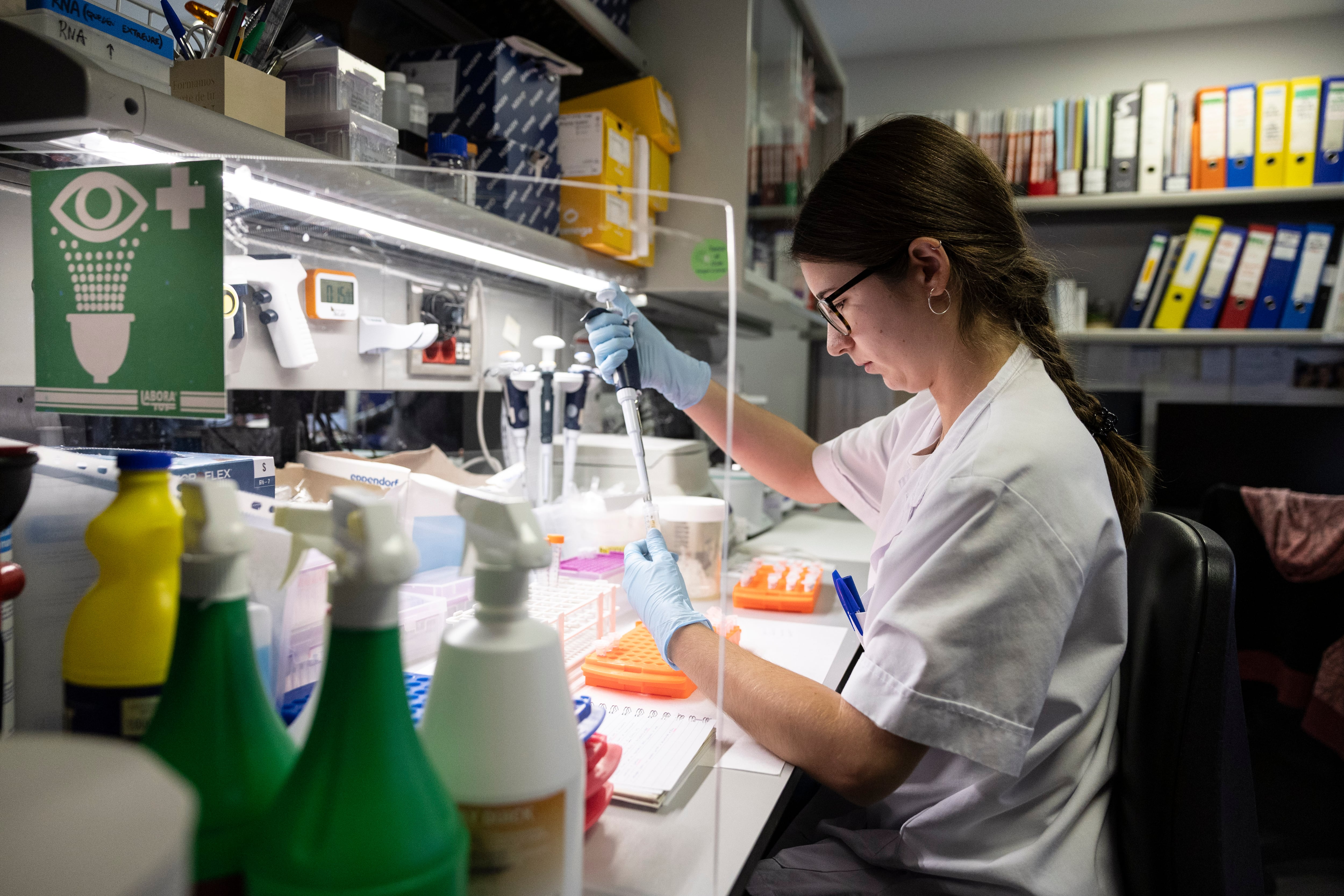Una investigadora del Clinic Barcelona Comprehensive Cancer Center manipula unas muestras biológicas en el laboratorio, en Barcelona.