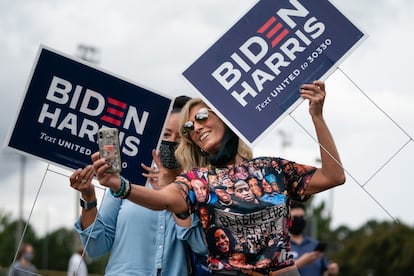 Dos mujeres sosteniendo carteles en apoyo a Joe Biden y Kamala Harris mientras se hacen una foto durante un mitin de los candidatos demócratas en Duluth (Georgia), el 24 de octubre.