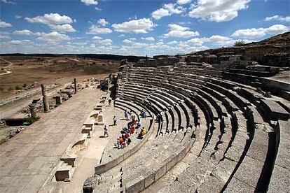 El teatro romano de Segóbriga, cerca de Saelices (Cuenca), terminó de construirse en el siglo I y tenía capacidad para 2.000 espectadores. Desde la A-3 se accede al yacimiento arqueológico por la salida 103.