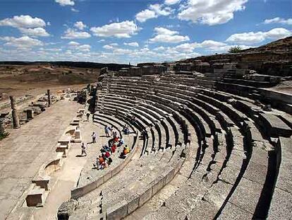 El teatro romano de Segóbriga, cerca de Saelices (Cuenca), terminó de construirse en el siglo I y tenía capacidad para 2.000 espectadores. Desde la A-3 se accede al yacimiento arqueológico por la salida 103.