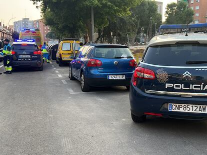 Policía Local, Nacional y Summa, en el lugar de la agresión machista, el número 7 de la calle de Teruel de Móstoles.