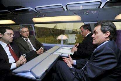 José Blanco y Artur Mas, junto a otras autoridades, el jueves durante el viaje inaugural del AVE Figueres-Perpiñán.