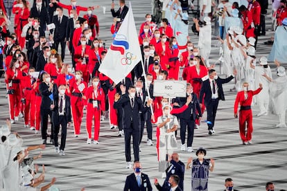 Atletas rusos desfilan durante la ceremonia de inauguración de los Juegos Olímpicos de Tokio. 