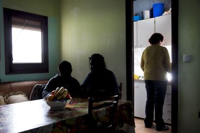 La familia de Dora en su domicilio.