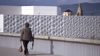 El Centro de Creación Contemporánea de Andalucía, con la Mezquita de Córdoba al fondo.