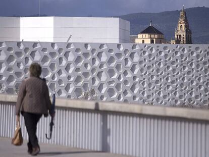 El Centro de Creación Contemporánea de Andalucía, con la Mezquita de Córdoba al fondo.