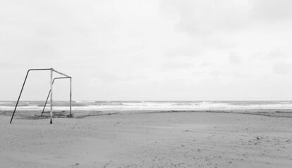 La portería protagoniza la serie 'Campos de fútbol', de los fotógrafos María Bleda (Castellón, 1969) y José María Rosa (Albacete, 1970). Los autores dicen que "sintetiza la esencia de un campo y posee carga escultórica". En esta imagen de Grao (Castellón) el arco define el uso de este espacio en la playa.