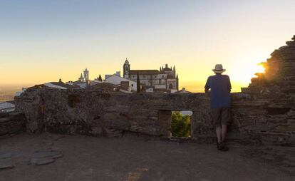 Amanecer en el castillo de Monsaraz, en el Alentejo (Portugal).