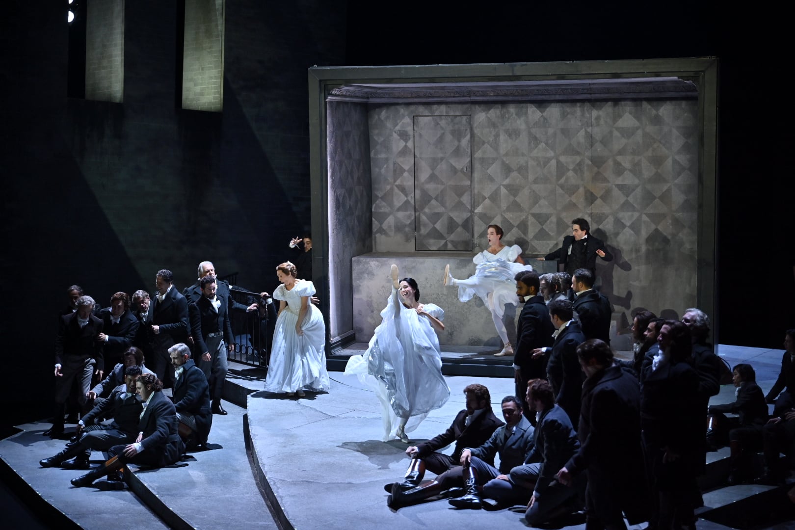 El Coro del Liceu y los seis bailarines durante la polonesa del primer finale de ‘I Capuleti e i Montecchi’, con la soprano Lisette Oropesa (Giulietta) a la izquierda, el 30 de octubre en el Liceu.