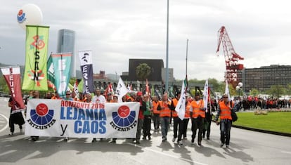 Varias decenas de &#039;ertzainas&#039;, durante la marcha para exigir que el Departamento de Seguridad se siente a negociar con los sindicatos del cuerpo sus condiciones laborales.