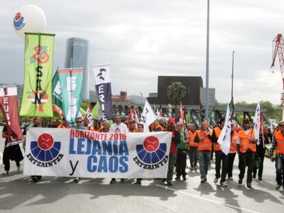 Varias decenas de &#039;ertzainas&#039;, durante la marcha para exigir que el Departamento de Seguridad se siente a negociar con los sindicatos del cuerpo sus condiciones laborales.