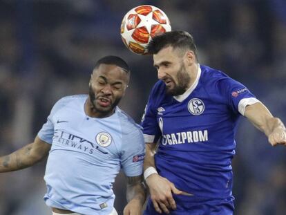 Sterling y Caligiuri disputan la pelota.