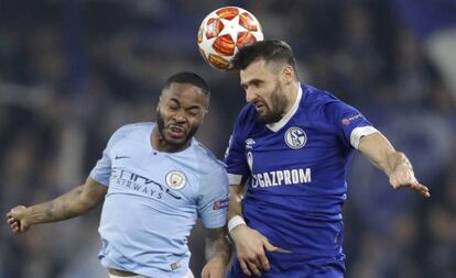 Sterling y Caligiuri disputan la pelota.