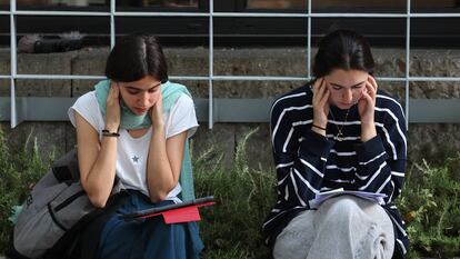 Dos estudiantes esperan para examinarse de Selectividad en la Facultad de Ciencias Biológicas de la Universidad Complutense de Madrid, el 3 de junio.