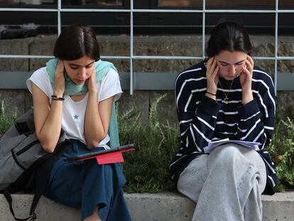 Dos estudiantes esperan para examinarse de Selectividad en la Facultad de Ciencias Biológicas de la Universidad Complutense de Madrid, el 3 de junio.