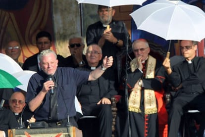 Kiko Argüello (con el micrófono), durante el acto que se celebró ayer en Madrid presidido por el cardenal Rouco Varela (segundo por la derecha).