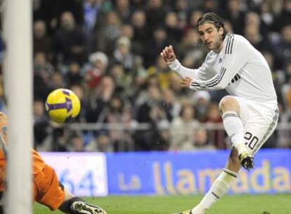 Higuaín dispara ante Toño y consigue el gol del Madrid.