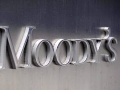 Imágen corporativa de Moody's en las oficinas centrales de la agencia, en Nueva York (Estados Unidos). EFE/Archivo