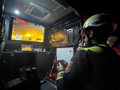 Nueve viviendas de la localidad madrileña de Villa del Prado han sido evacuadas, y los vecinos de una urbanización confinados, a causa de un incendio forestal declarado este domingo por la noche.