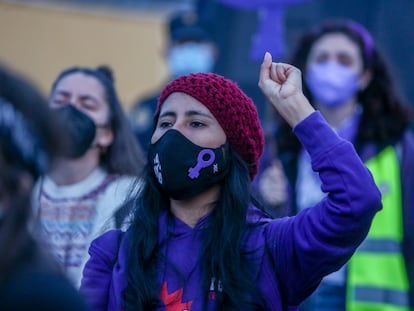 Una manifestante durante una marcha feminista en Aluche (Madrid), el 5 de marzo.