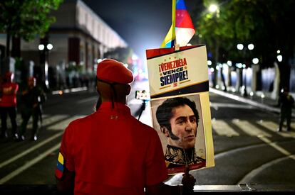 Un partidario de Nicolás Maduro en el Palacio de Miraflores en Caracas.