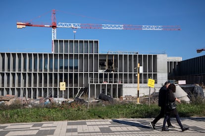 Vista exterior de las obras de la nueva facultad de Turismo de la Universidad de Málaga.