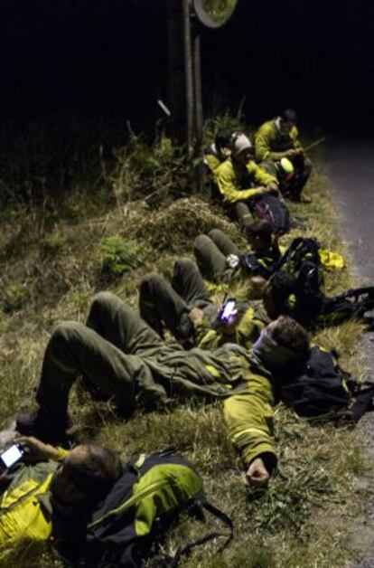 Los brigadistas descansan tras sofocar el fuego de Negreira, la semana pasada.