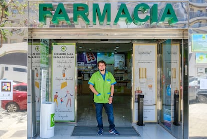 El farmacéutico Carlos Fernández, frente a su farmacia en Almería.