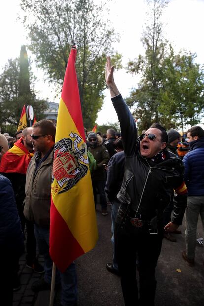 La Delegación del Gobierno en Madrid prohibió una concentración convocada para este jueves por la Fundación Francisco Franco coincidiendo con la inhumación de los restos del dictador, al entender que, de llevarse a cabo, podrían producirse "graves problemas de orden público".