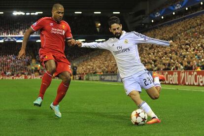 Isco lanza un centro ante Glen Johnson, el pasado miércoles en Anfield.