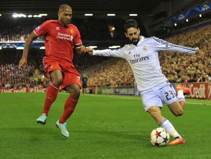 Isco lanza un centro ante Glen Johnson, el pasado mi&eacute;rcoles en Anfield.