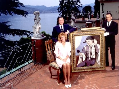 El barón Thyssen con su mujer Tita Cervera mostrando uno de los cuadros de la colección 'El arlequín del espejo de Picasso'.