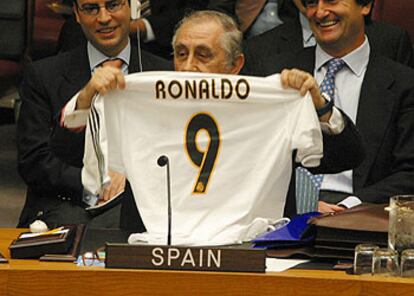 Inocencio Arias enseña la camiseta de Ronaldo que regaló al representante chino, Wang Guangya, durante su despedida del Consejo de Seguridad de la ONU