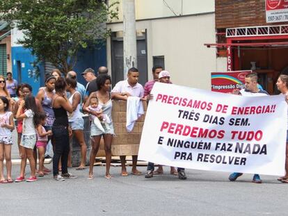 Moradores do Brooklin, em São Paulo,. protestam por falta de energia, no dia 12.