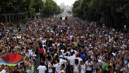 Cientos de miles de personas bailaron al ritmo de la música de una treintena de carrozas que desfilaron desde la Puerta de Alcalá hasta plaza de España.