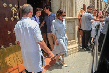 Victoria Beckham y su hijos Romeo, al dejar el hotel en el que se hospedaron en Sevilla.