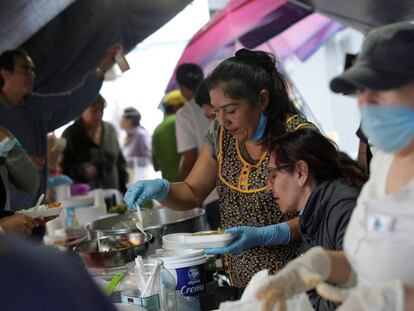 Cocineros sirven comida gratis a los damnificados en Ciudad de M&eacute;xico. 