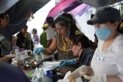 Cocineros sirven comida gratis a los damnificados en Ciudad de México.