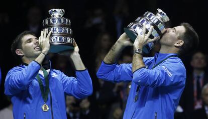 Federico Delbonis (i) y Juan Martín Del Potro celebran con la Davis.