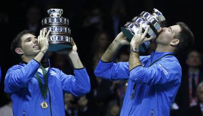 Federico Delbonis (i) y Juan Mart&iacute;n Del Potro celebran con la Davis.