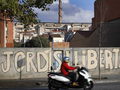 Pintadas pidiendo la llibertad de Jordi Sanchez y Jordi Cuixart.