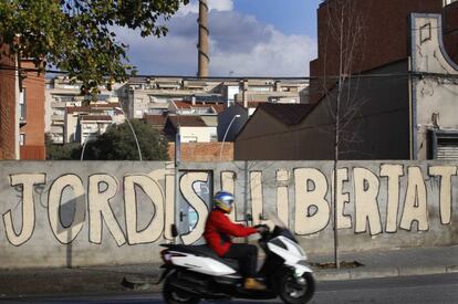 Pintadas pidiendo la llibertad de Jordi Sanchez y Jordi Cuixart.