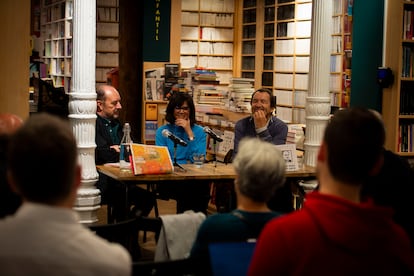 Aniversario de la revista 'TintaLibre', en la Librería Antonio Machado. En la foto, Jesús Maraña, Lara Moreno y Jordi Gracia.