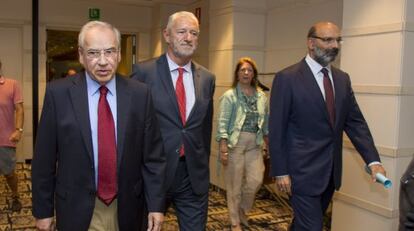 Alfonso Guerra, Francisco Puchol y Fernando Abril-Martorell, en el Club Broseta.